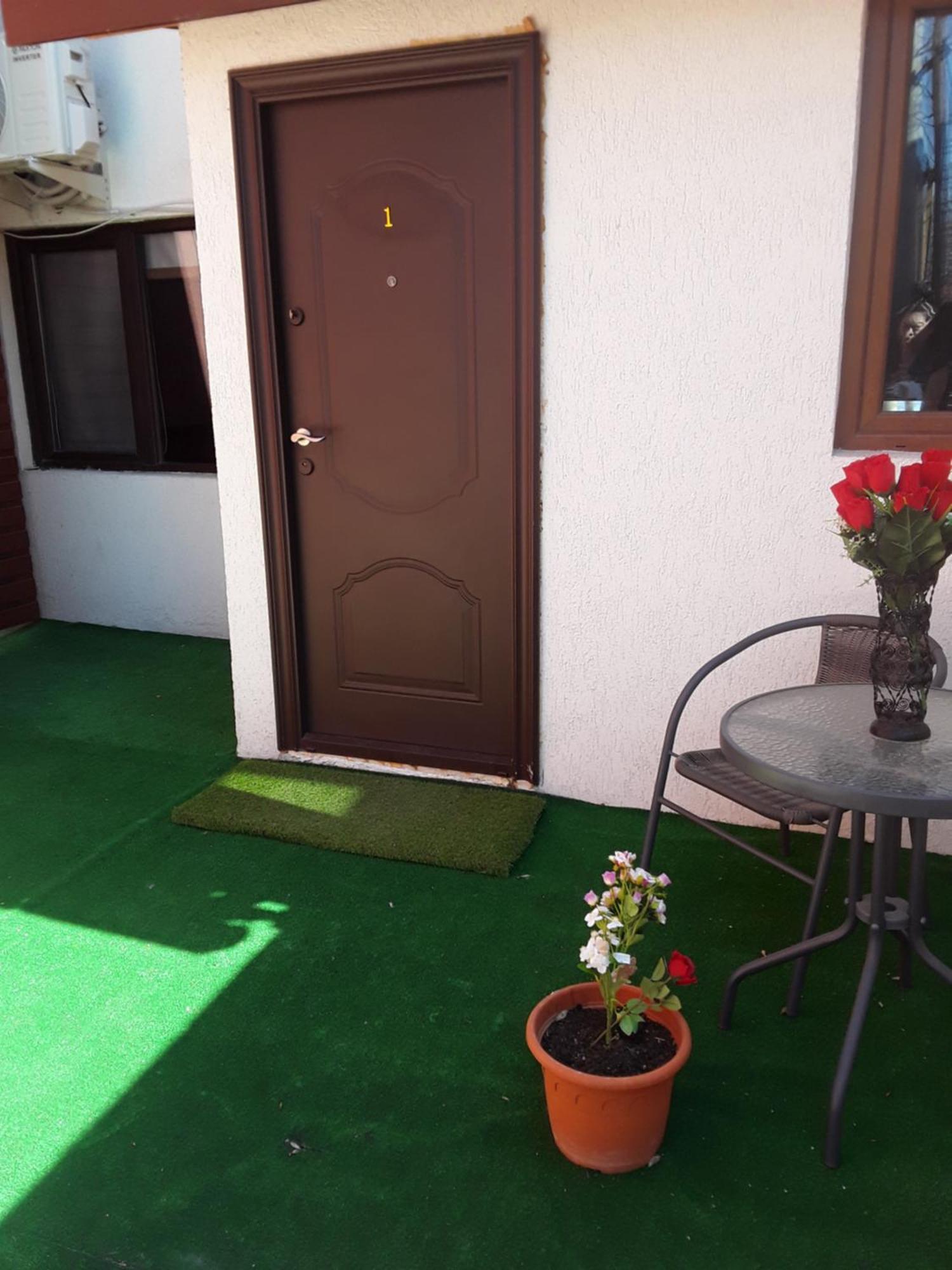 Aura'S West Accommodation Private Parking In Front Yard Bucharest Exterior photo