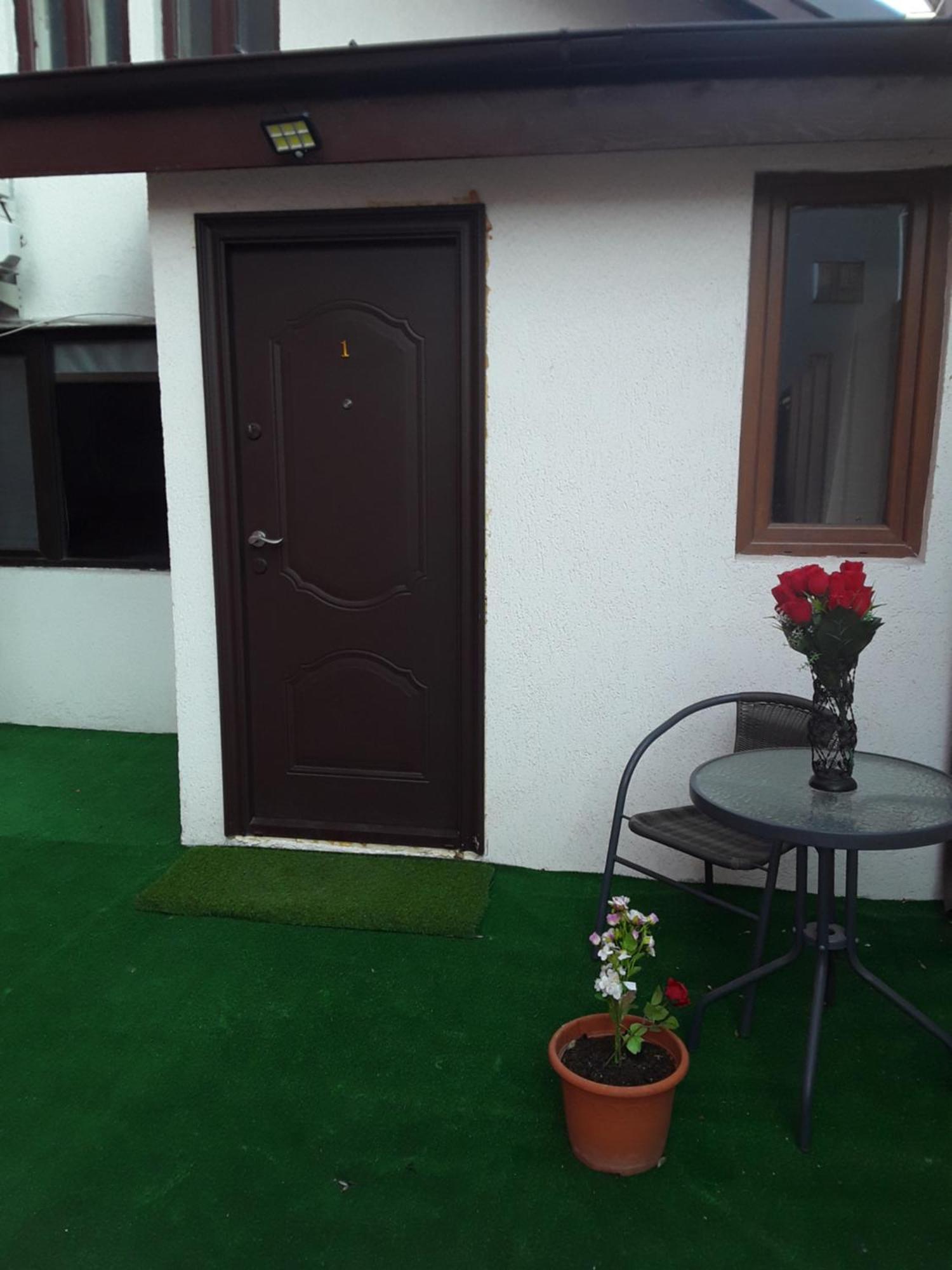 Aura'S West Accommodation Private Parking In Front Yard Bucharest Exterior photo
